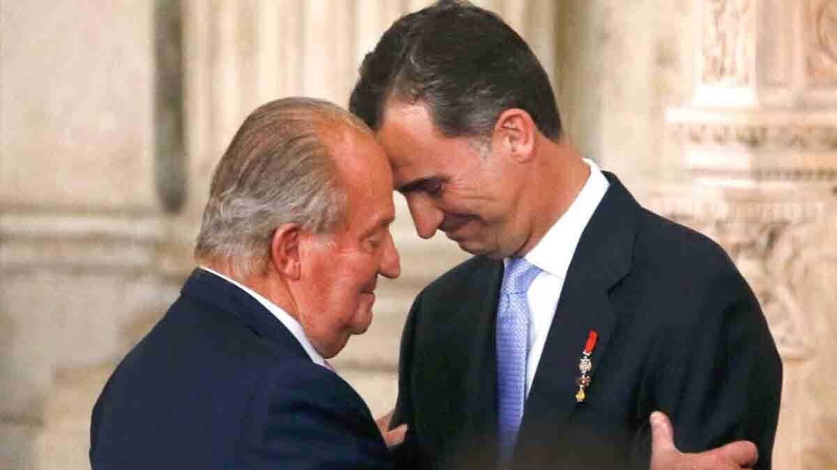 Juan Carlos I y Felipe Vi durante la ceremonia de abdicación 2014 | Foto: Reuters 
